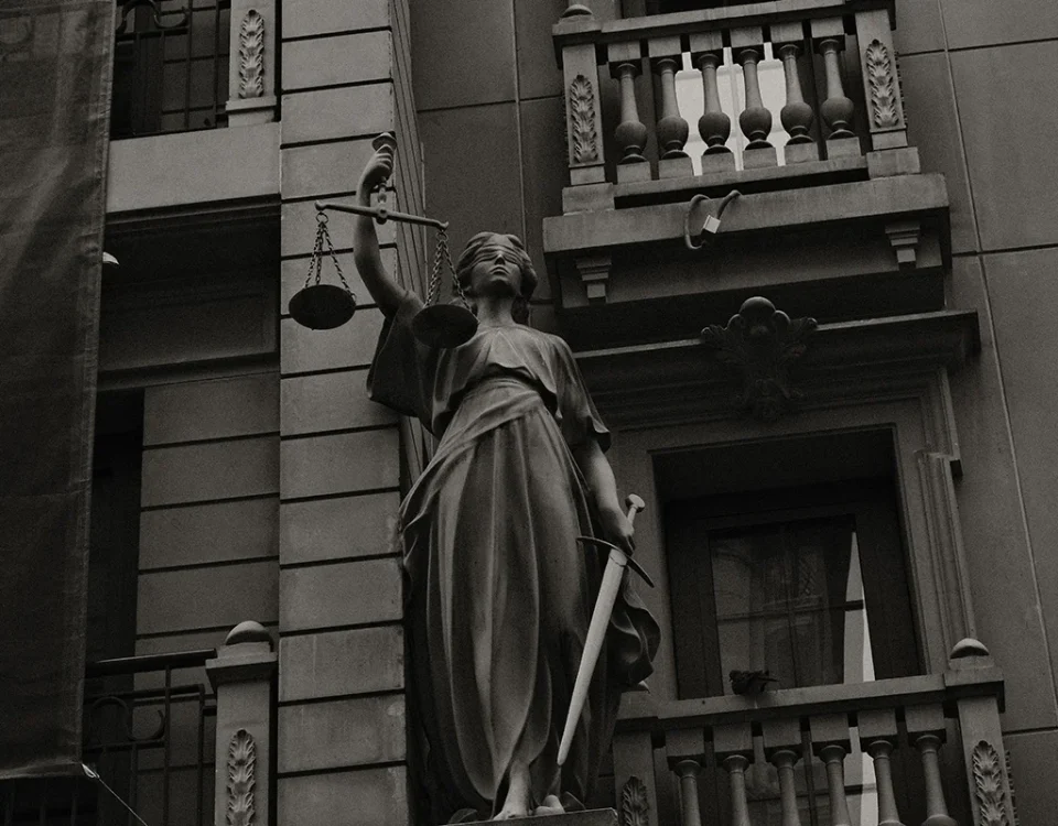 Rótulos comerciales y normativa urbana